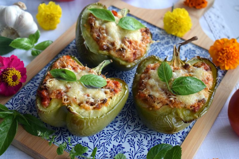 Papryka faszerowana kuskusem pomidorem i soczewicą Papryka faszerowana kuskusem pomidorem i soczewicą