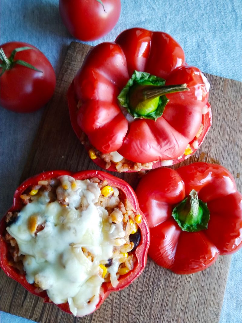 Papryka faszerowana mielonym mięsem i ryżem