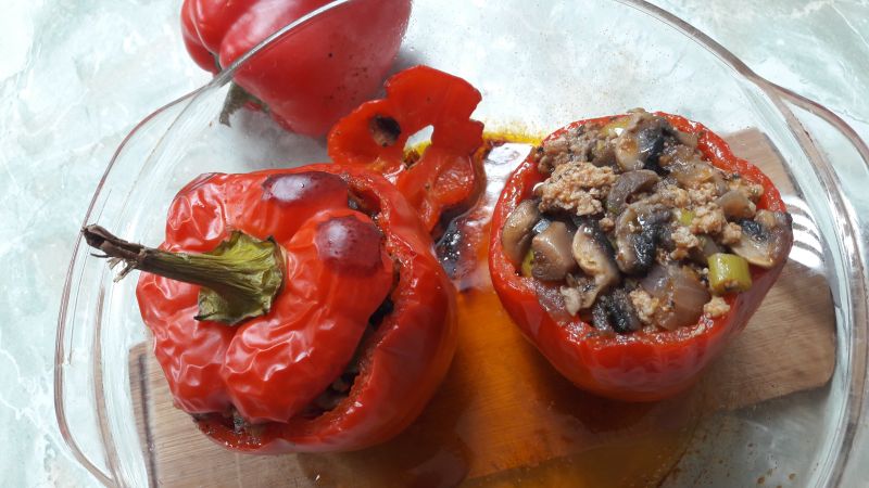 Papryka faszerowana mięsem i pieczarkami Papryka faszerowana mięsem i pieczarkami