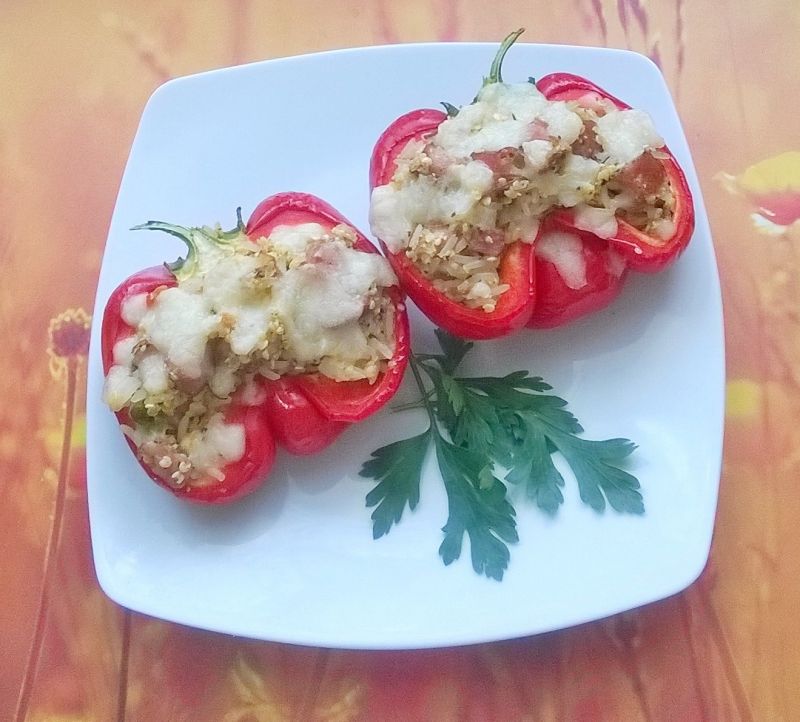 Papryka faszerowana mieszanką ryżową, kiełbasą Papryka faszerowana mieszanką ryżową, kiełbasą