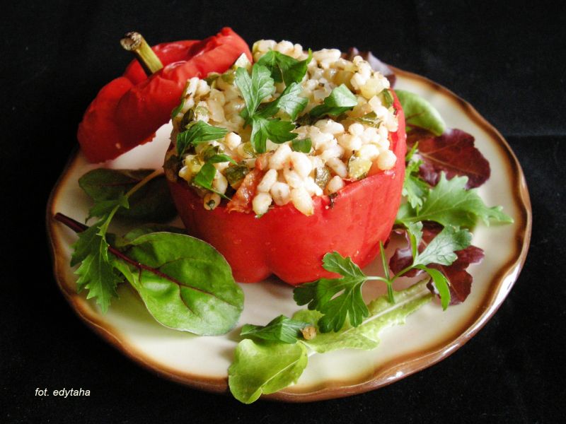 Papryka faszerowana pęczakiem i fetą Papryka faszerowana pęczakiem i fetą