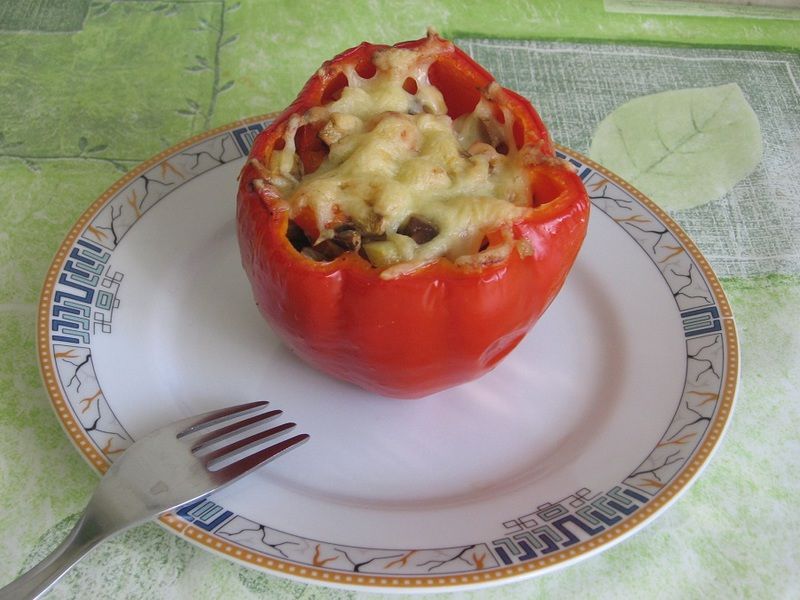Papryka faszerowana pieczarkami i mozarellą Papryka faszerowana pieczarkami i mozarellą