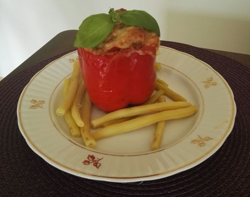 Papryka faszerowana piersią z kurczaka Papryka faszerowana piersią z kurczaka
