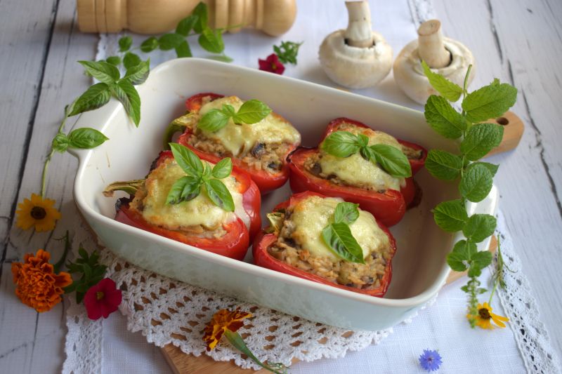Papryka faszerowana ryżem pieczarkami i mozzarellą Papryka faszerowana ryżem pieczarkami i mozzarellą