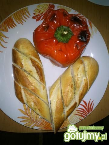 Papryka faszerowana z bagietką czosnkową