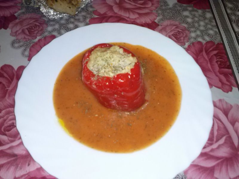 Papryka faszerowana z sosem pomidorowym  Papryka faszerowana z sosem pomidorowym