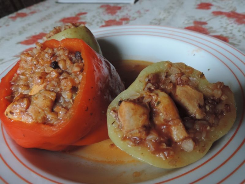 Papryka nadziewana kaszą gryczaną i kurczakiem