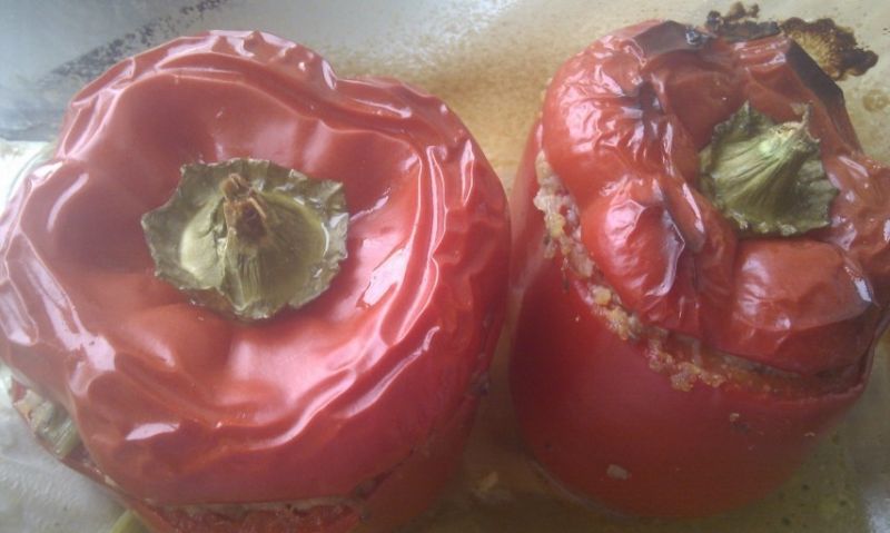 Papryka nadziewana kaszą jaglaną i pieczarkami