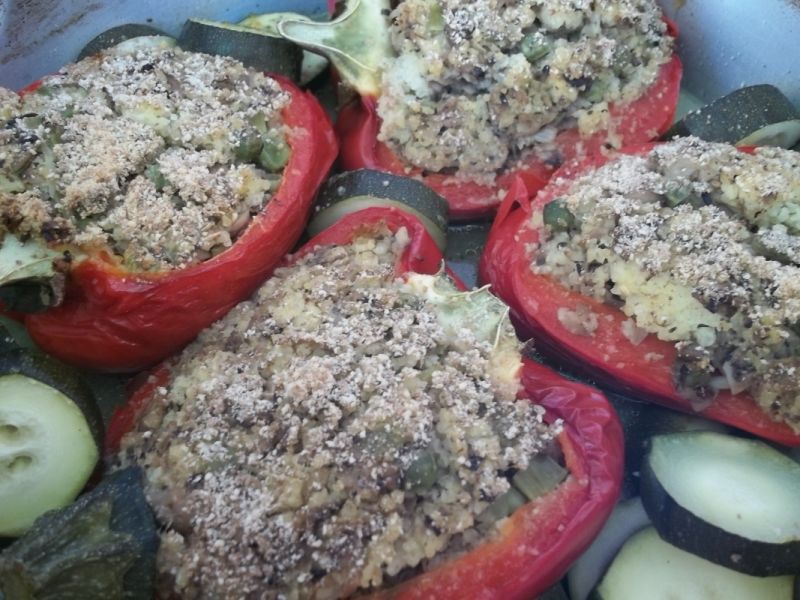 Papryka nadziewana kaszą jaglaną i pieczarkami