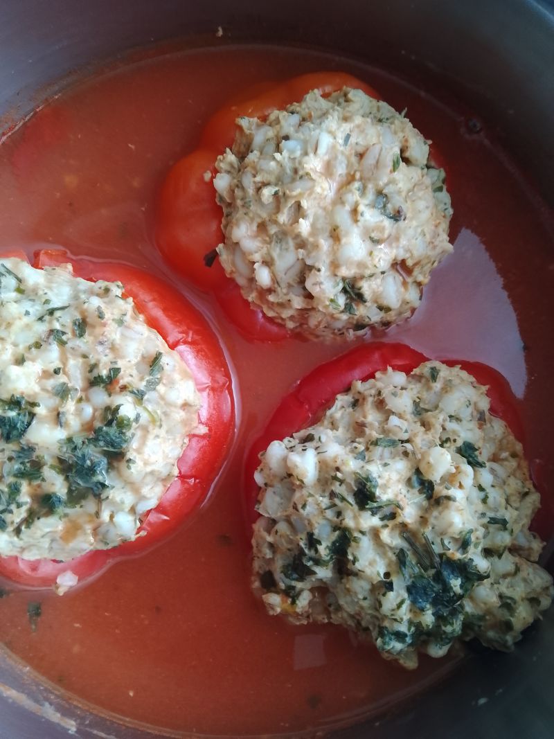 Papryka nadziewana mielonym i kaszą pęczak