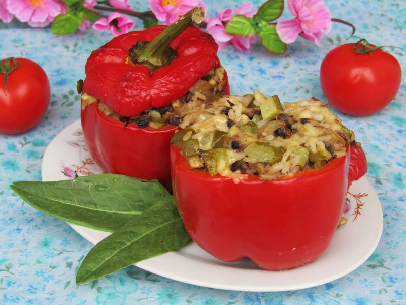 Papryka nadziewana ryżem, ogórkiem i pieczarkami