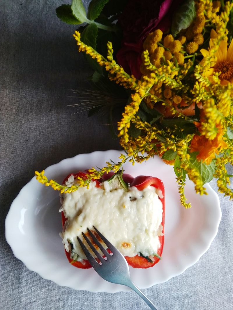 Papryka nadziewana szpinakiem, mozzarellą i ryżem