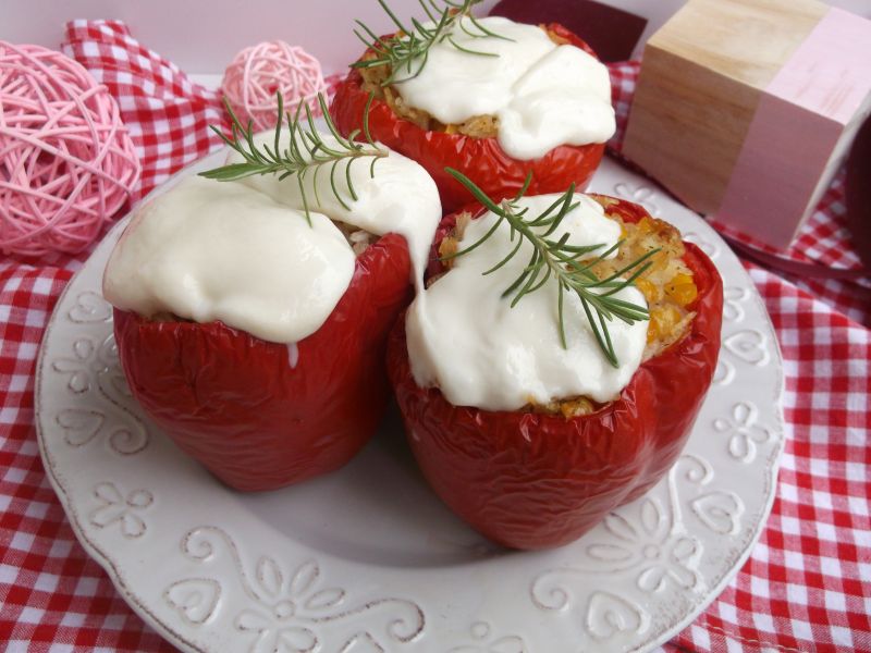 Papryka pieczona z ryżem i kukurydzą Papryka pieczona z ryżem i kukurydzą