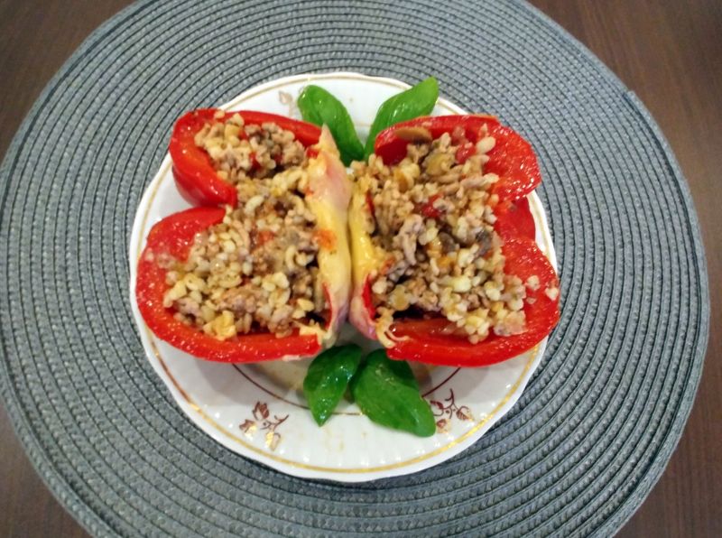 Papryka z farszem z mięsa mielonego i kaszy bulgur Papryka z farszem z mięsa mielonego i kaszy bulgur