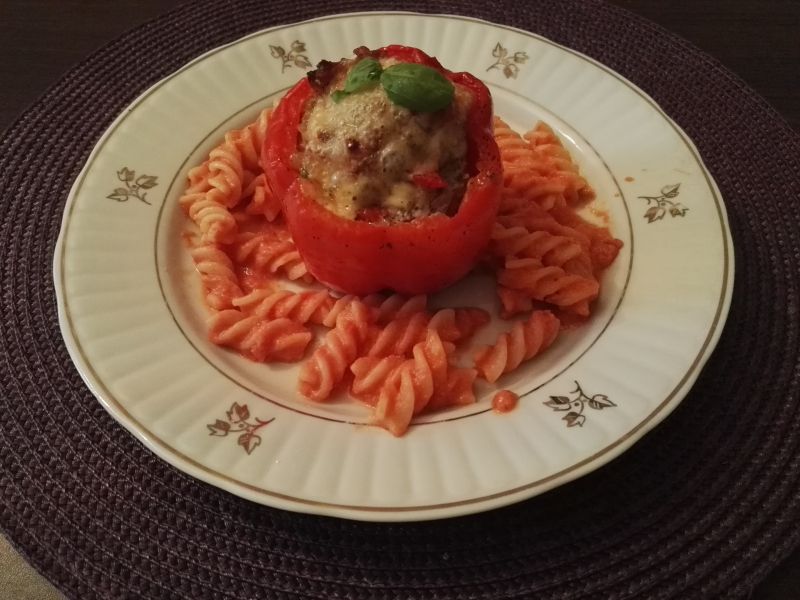 Papryka z kolorowym, mięsno-warzywnym farszem Papryka z kolorowym, mięsno-warzywnym farszem