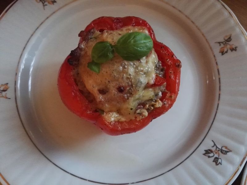 Papryka z kolorowym, mięsno-warzywnym farszem Papryka z kolorowym, mięsno-warzywnym farszem