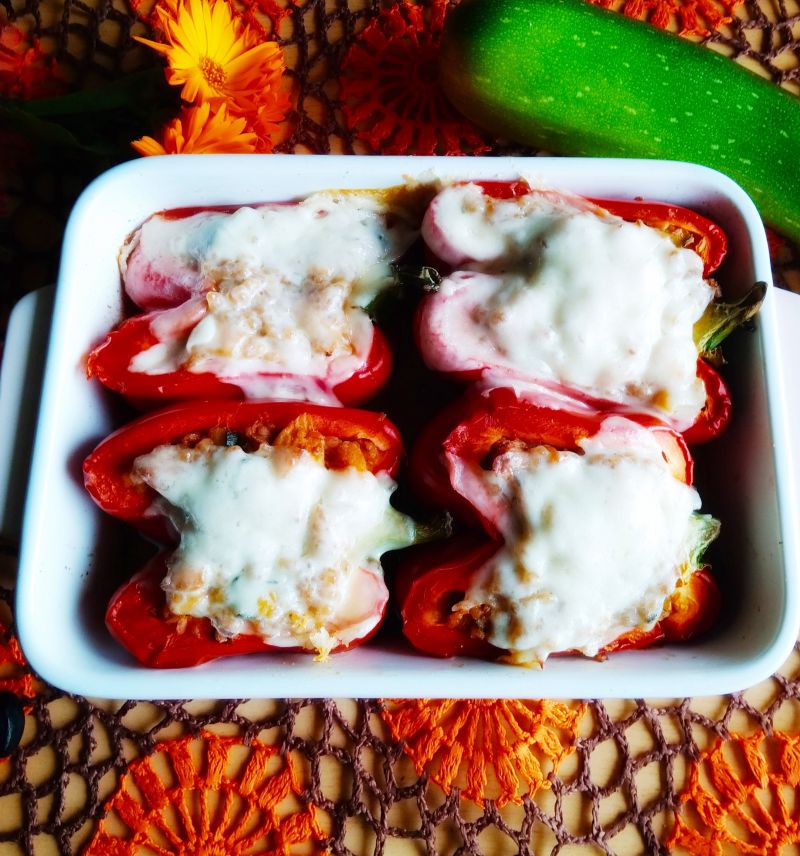 Papryka z kurczakiem, pieczarkami i cukinią.