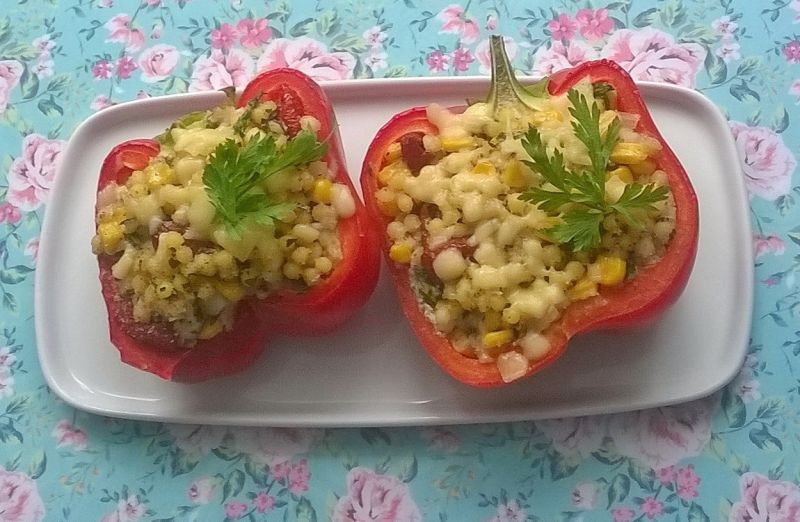 Papryka z kuskusem, fetą, suszonymi pomidorami