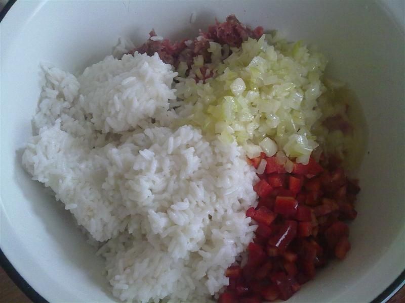 Papryka z mięsem, ryżem i warzywami