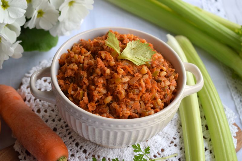 Paprykarz z wędzonej makreli kaszy bulgur i selera