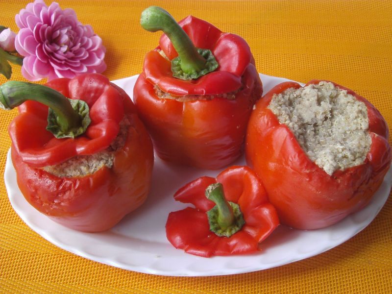 Papryki faszerowane komosą ryżową i mięsem