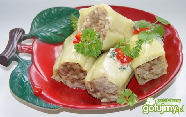 Papryki faszerowane w sosie koperkowym: