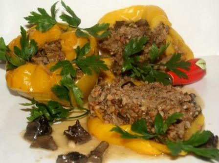 Papryki z mięsem , kaszą gryczaną i grzybami Papryki z mięsem , kaszą gryczaną i grzybami