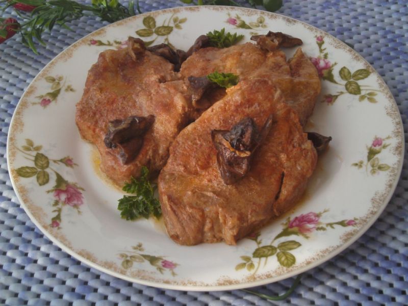 Paprykowa karkówka w sosie własnym z grzybami