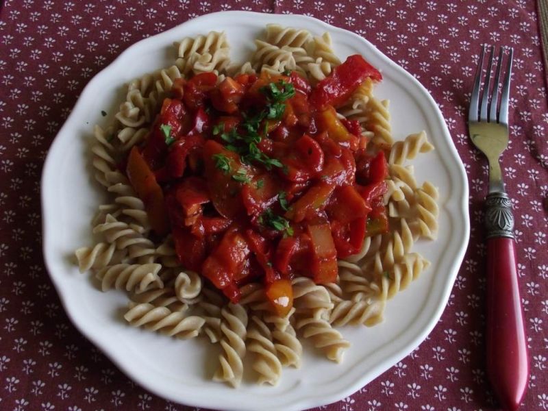 Paprykowa potrawka z dynią podana z makaronem 
