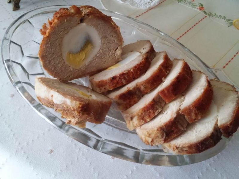 Paprykowa rolada schabowa z jajkiem 