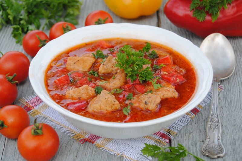 Paprykowa zupa gulaszowa