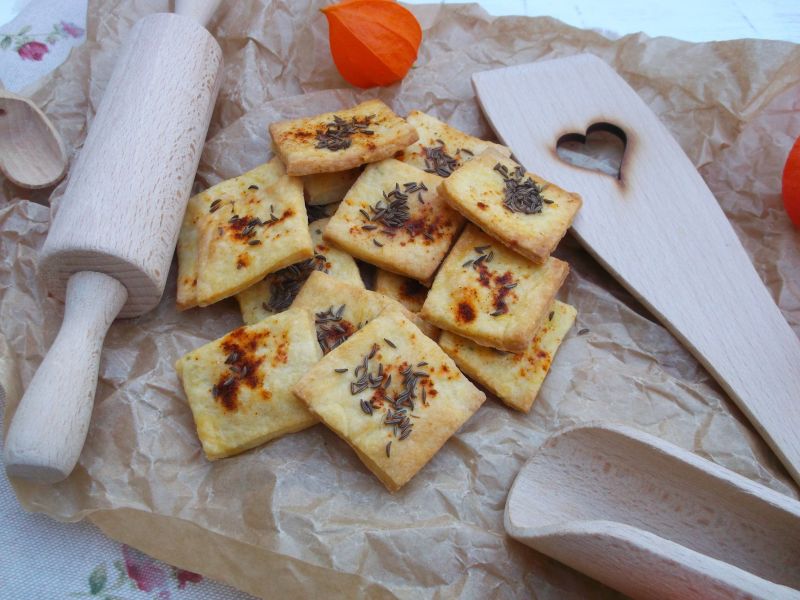 Paprykowe krakersy z kminkiem