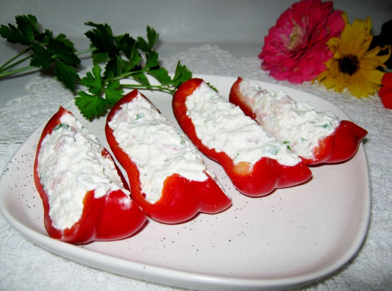 Paprykowe łódeczki z twarożkiem