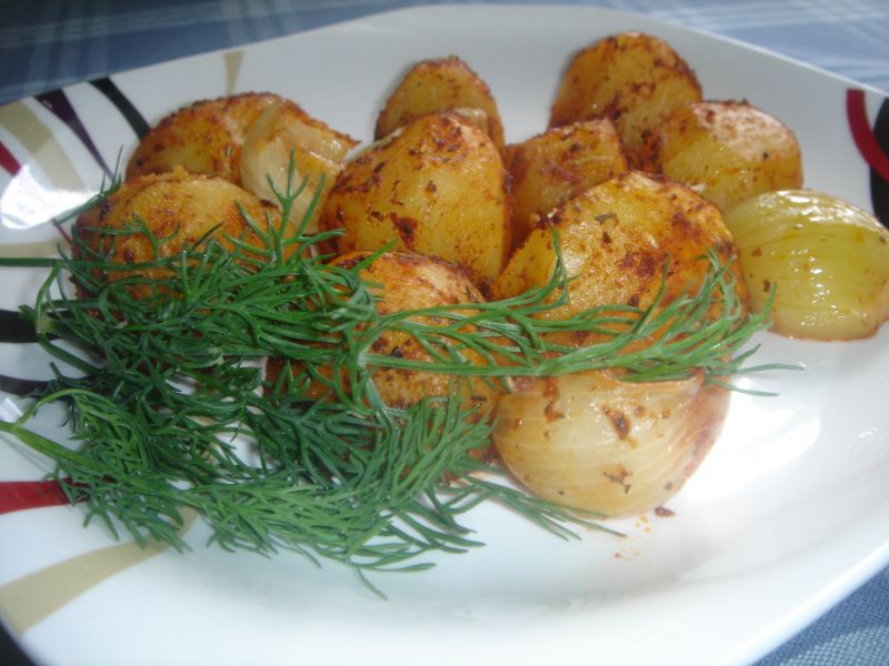 Paprykowe pieczone ziemniaczki z cebulką