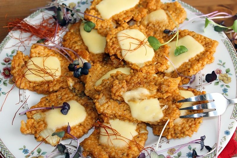 Paprykowe placuszki z kaszy jaglanej z serem Paprykowe placuszki z kaszy jaglanej z serem