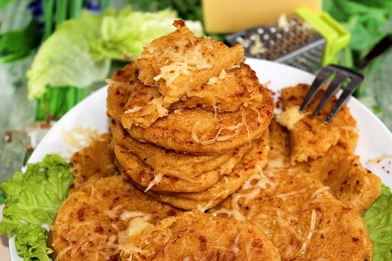 Paprykowe placuszki z kaszy manny i żółtego sera