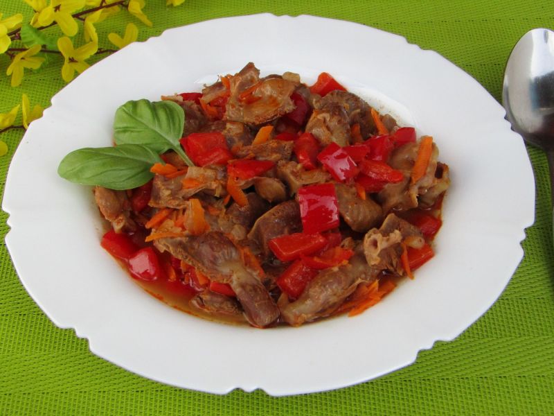 Paprykowy gulasz z żołądków drobiowych