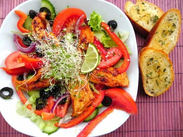 Paprykowy kurczak na salatce 
