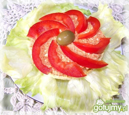 Paprykowy kwiat na  kruchej sałacie Paprykowy kwiat na  kruchej sałacie