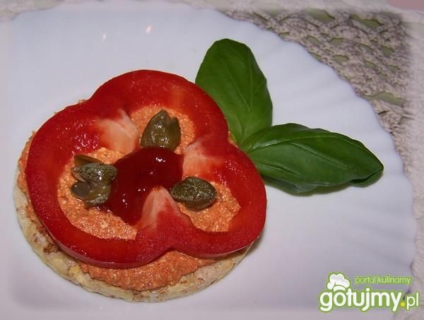 Paprykowy kwiatek na waflu ryżowym Paprykowy kwiatek na waflu ryżowym