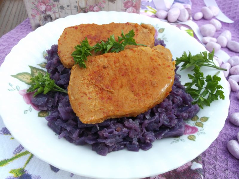 Paprykowy schab podany na czerwonej kapuście