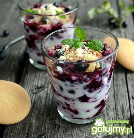 Parfait po polsku z jagodami