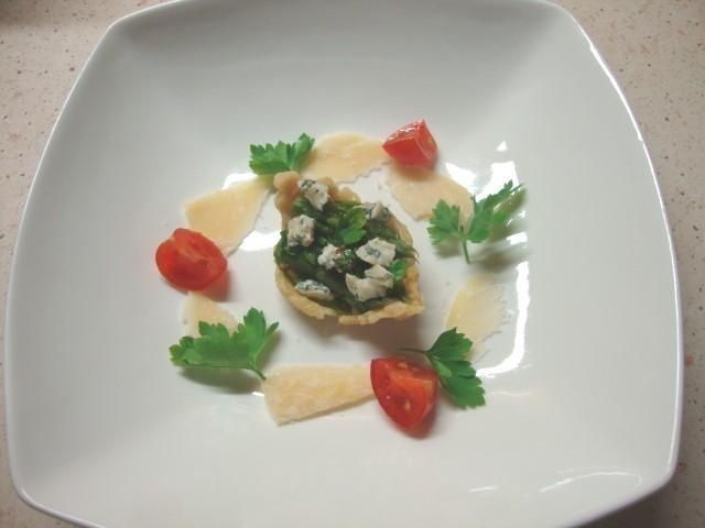 Parmezanowa łódeczka wypełniona sałatką  Parmezanowa łódeczka wypełniona sałatką