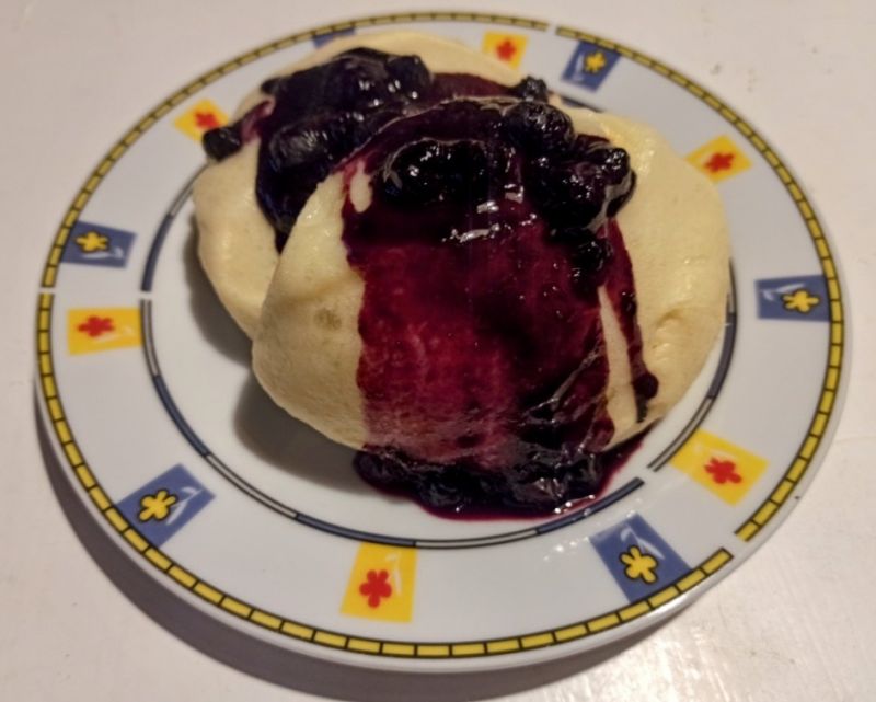 Parowańce z sosem jagodowym