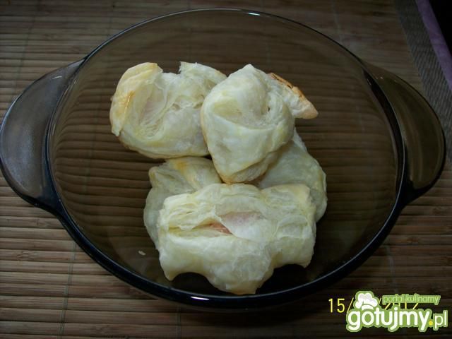 Paróweczki w cieście francuskim. Paróweczki w cieście francuskim.