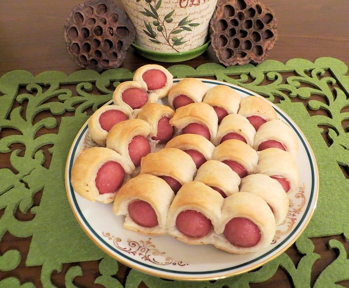 Parówka owinięta ciastem francuskim Parówka owinięta ciastem francuskim