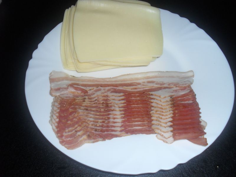 Parówka z boczkiem i serem w naleśniku
