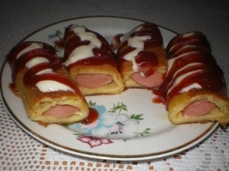 Parówka z serem w naleśniku Parówka z serem w naleśniku