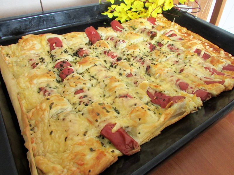 Parówki na cieście francuskim z żółtym serem Parówki na cieście francuskim z żółtym serem