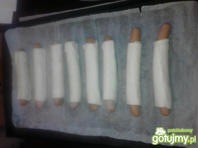 Parówki w cieście francuskim. Parówki w cieście francuskim.